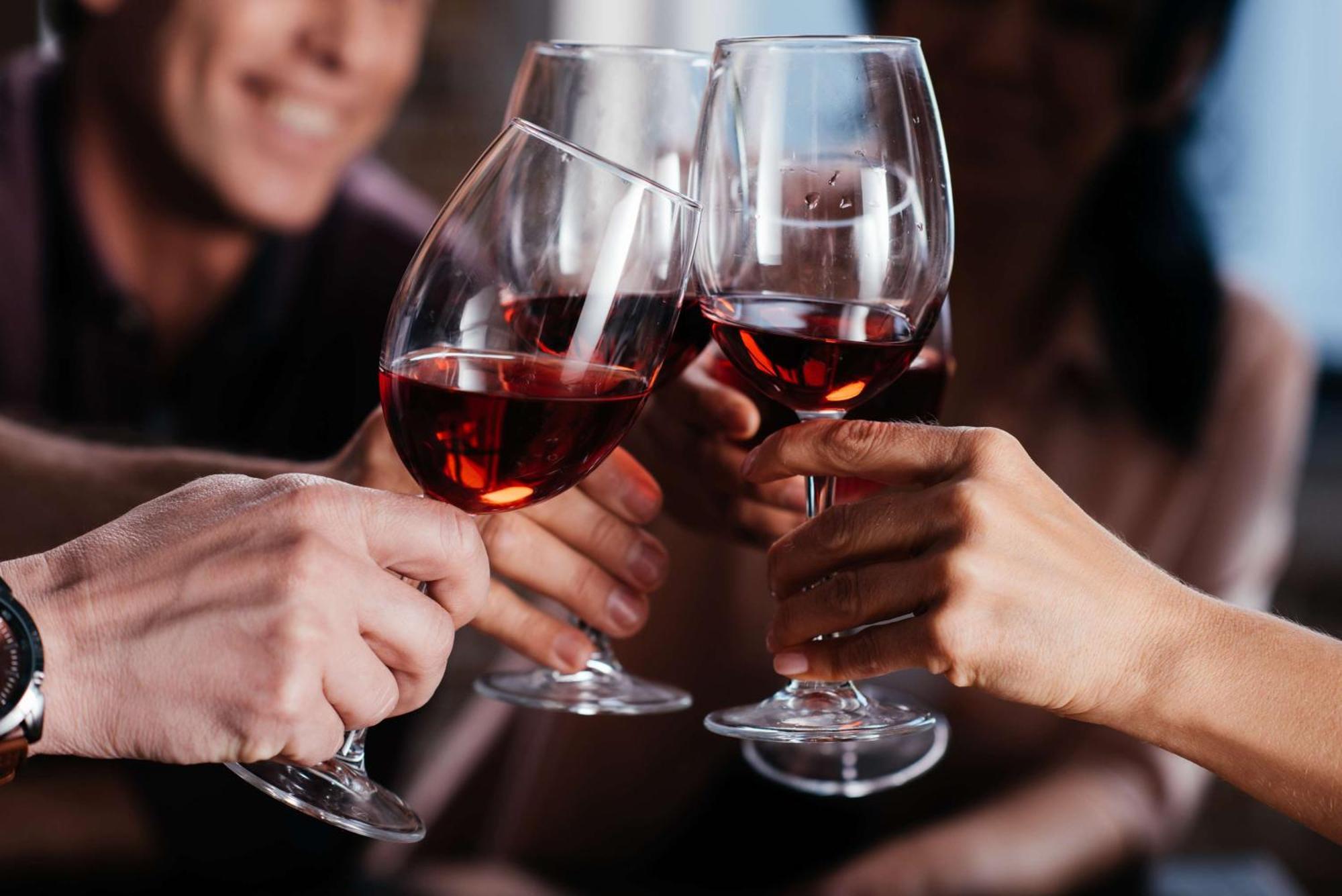 Radisson Blu Plaza Hotel Σίδνεϊ Εξωτερικό φωτογραφία The photo depicts a group of people celebrating or toasting with glasses of red wine. There are several glasses clinking together in a toast, suggesting a moment of joy or camaraderie. The background is slightly blurred, emphasizing the action of the